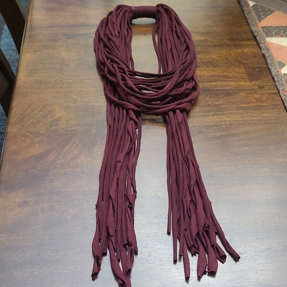 Elegant Burgundy Fringe Scarf - Picture 4 of 4